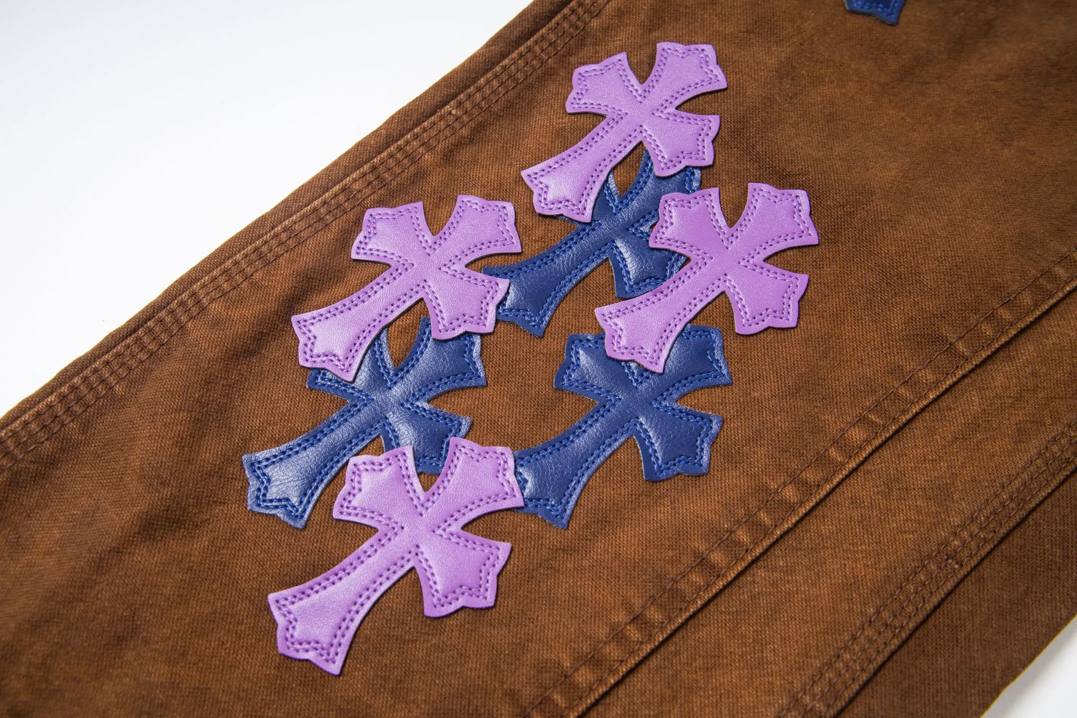 P290 Chrome Hearts Chrome Hearts brown logging purple multi-leather jeans Multi-leather standard work jeans pants CH jeans need to be washed and then disassembled and hand-stitched with sheepskin cross leather and then spliced to complete. The whole process is too complicated to explain. About Chrome Hearts This is an extremely luxurious fashion brand that can also be called the nobility of the high street. It has always been an exclusive brand for some hipsters or rich second generations. Compared with ordinary high streets, it is more luxurious and noble. Compared with luxury brands, it has a more fashionable personality. It has always been a brand that I have a special liking for. Style number: 1786# Color: Brown Size: 28 30 32 34 36